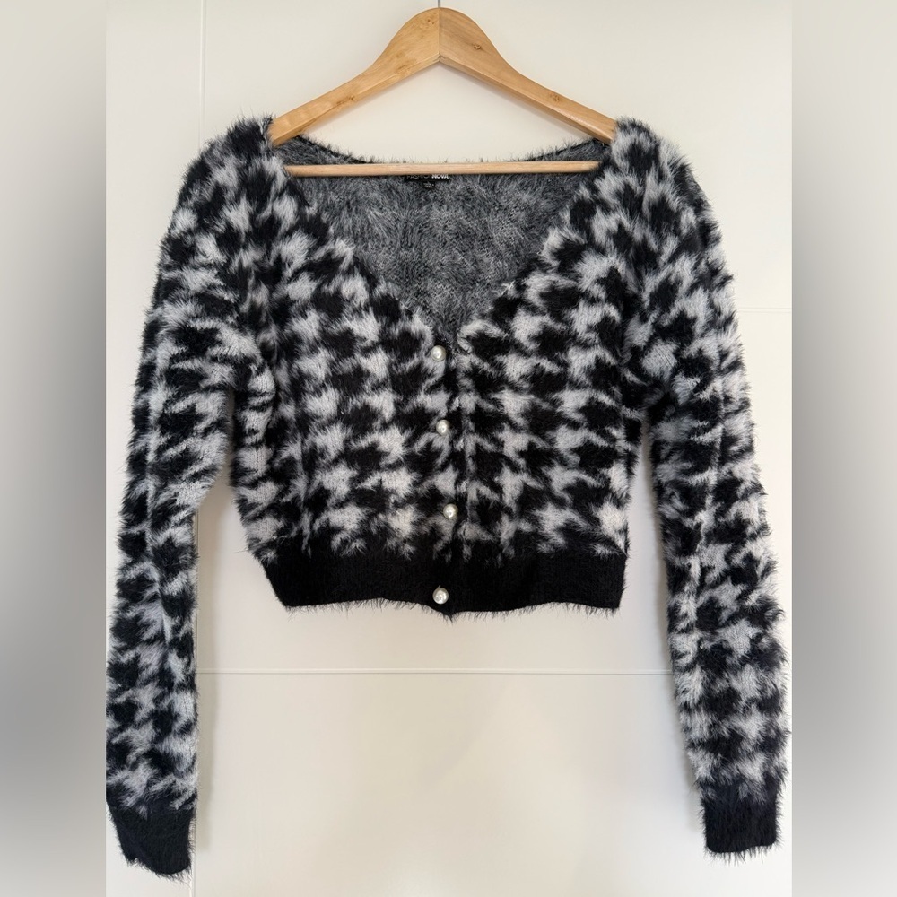 Fashion Nova Black & White Houndstooth Eyelash Sweater, size large.
